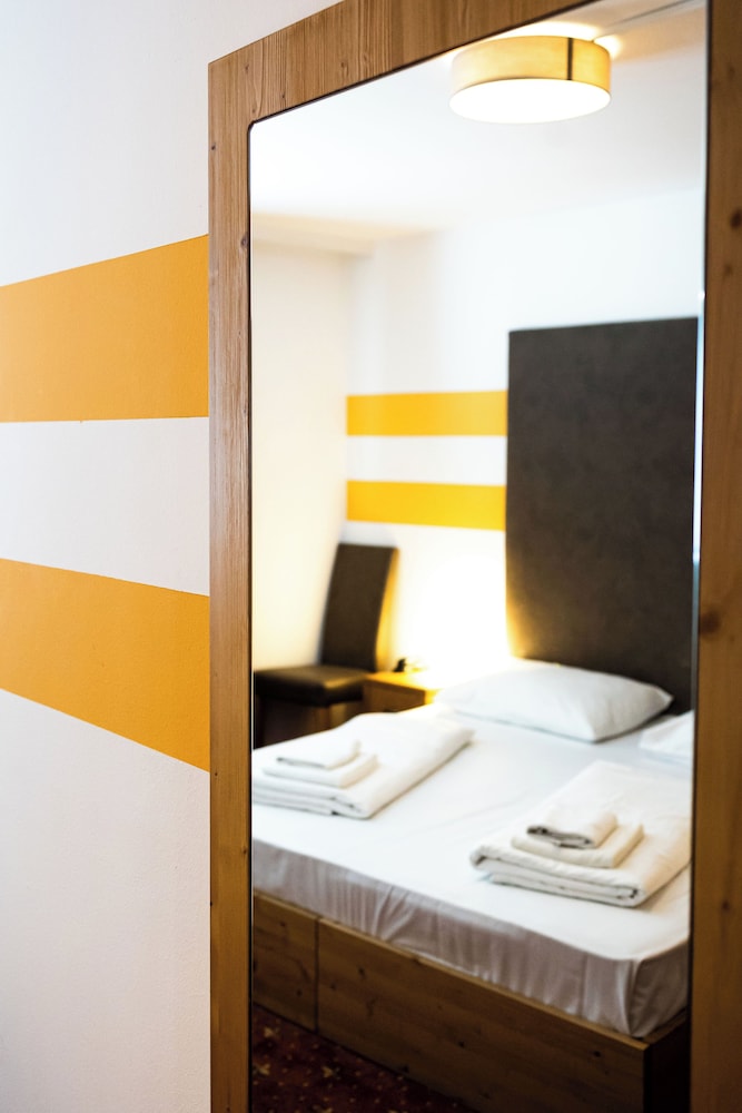 ROOM, DOUBLE OR TWIN BED