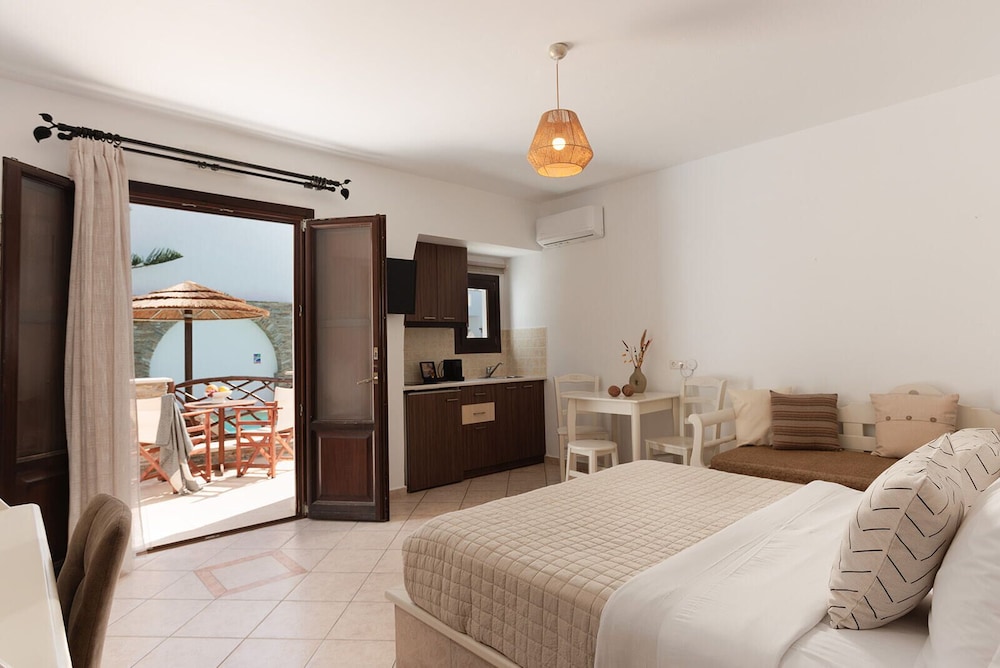 ROOM, TRIPLE, POOL VIEW