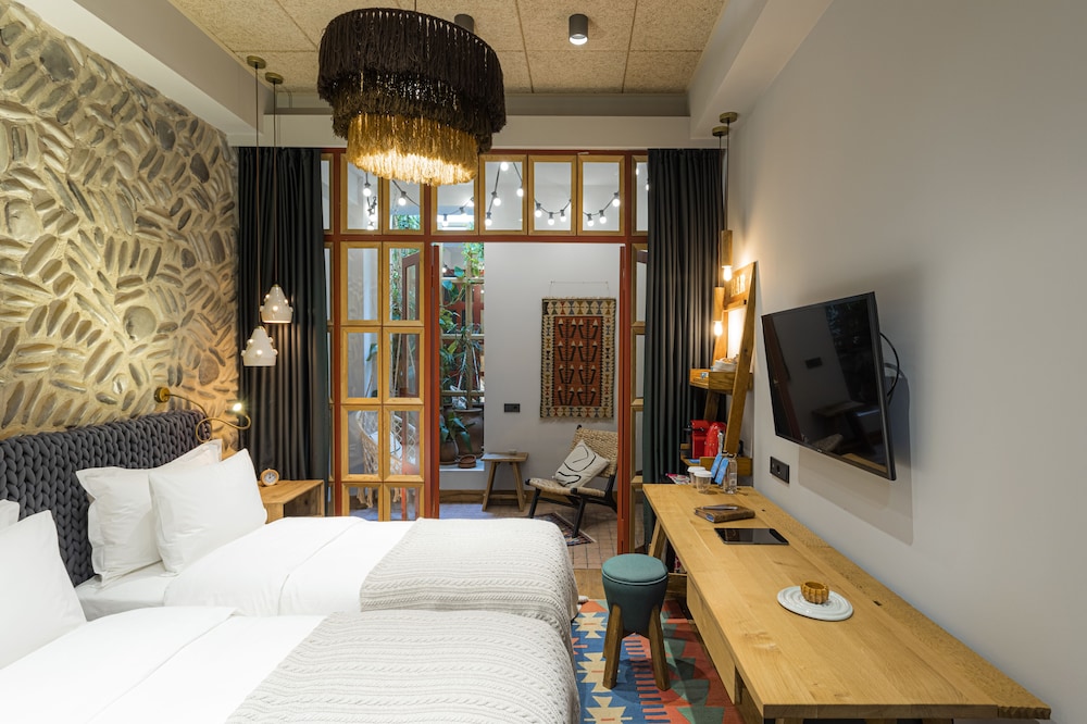 SUPERIOR, DOUBLE OR TWIN BED