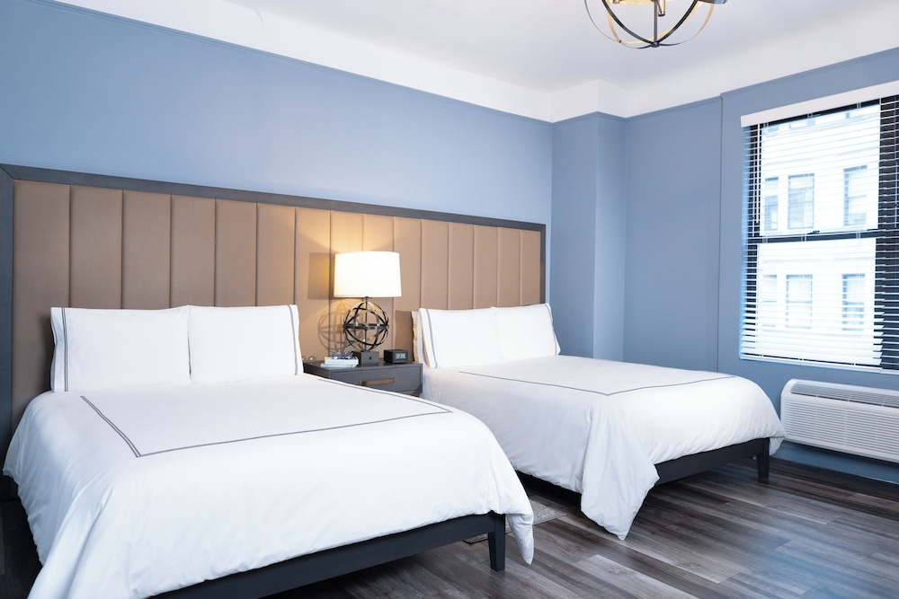 LUXURY, 2 QUEEN BEDS