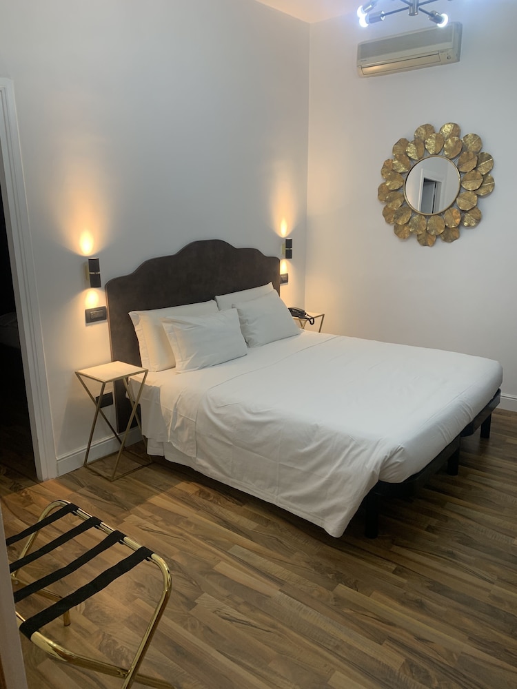 2 BEDROOMS, SUPERIOR, 1 QUEEN AND 3 SINGLE BEDS