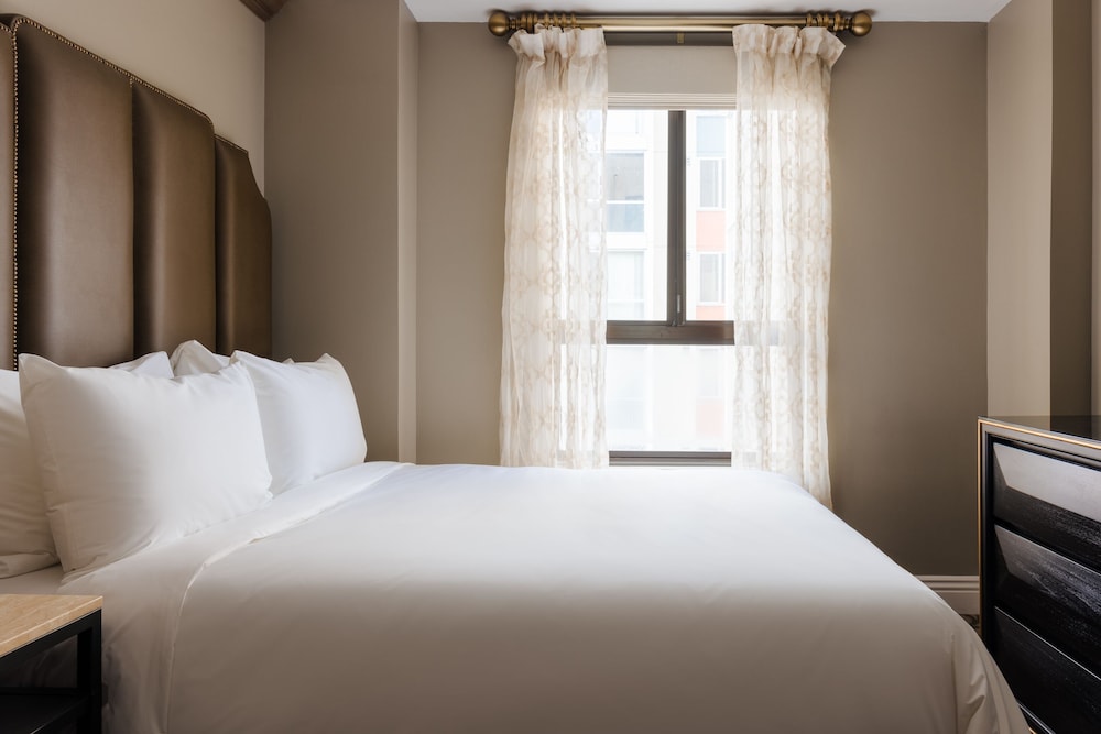 Bijou Hotel 9/50