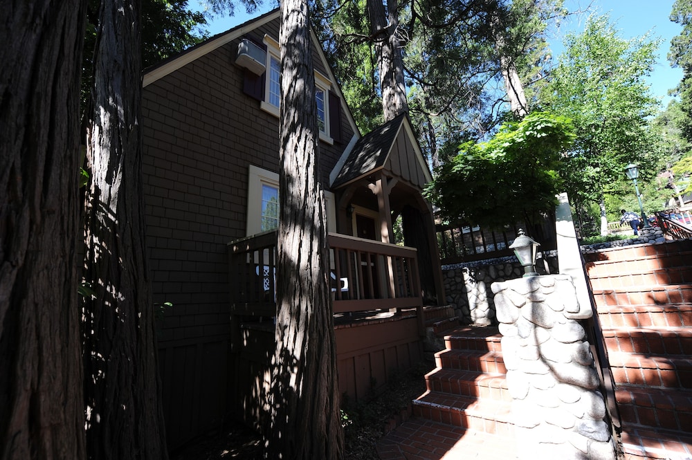 Saddleback Inn 10/44