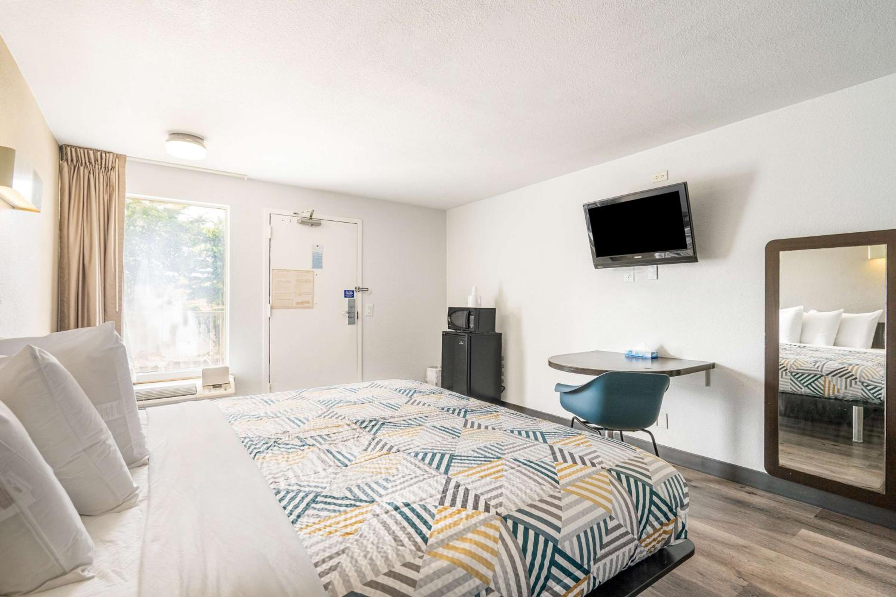 ROOM, KING BED, SMOKING, ACCESSIBLE