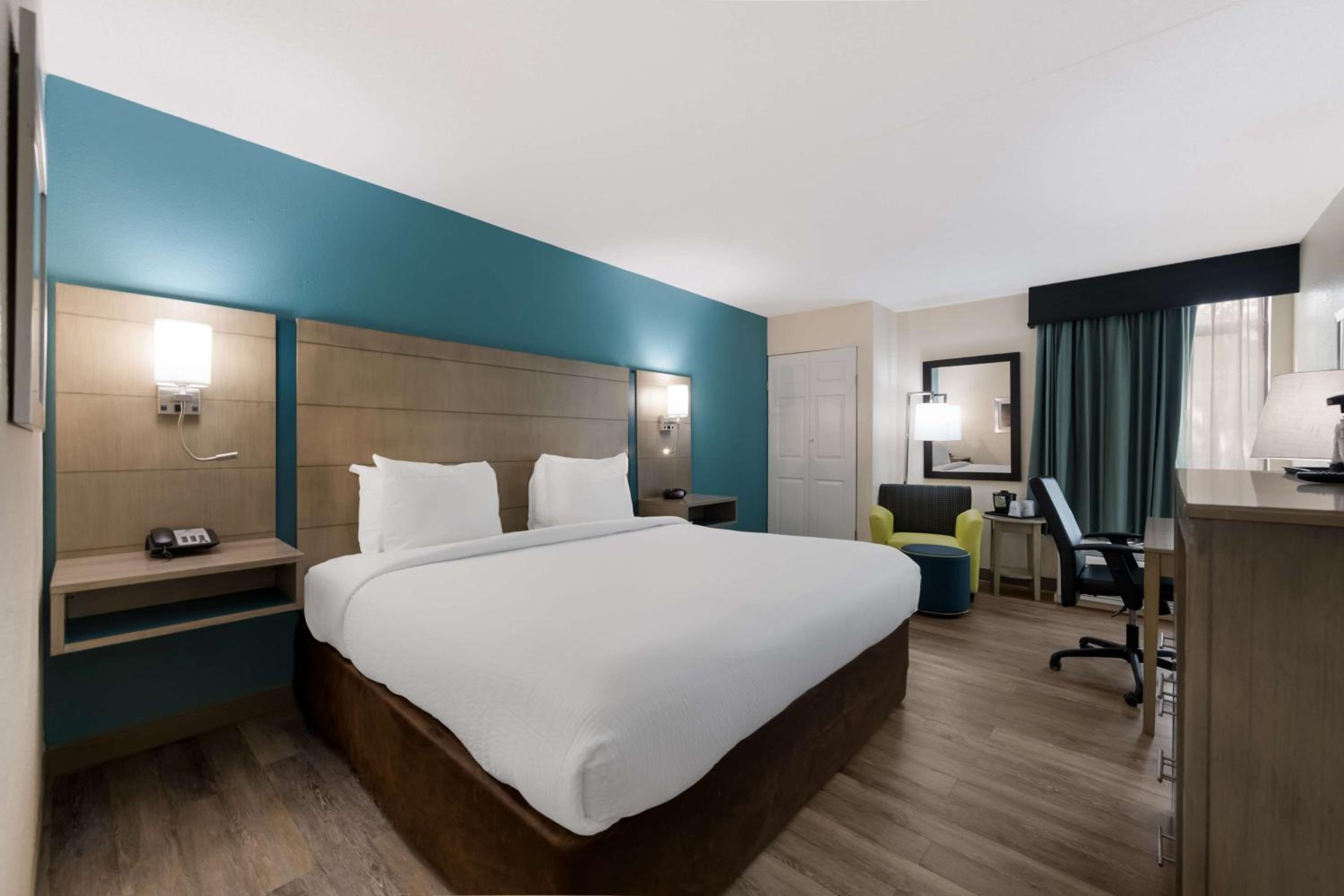 غرفة بسرير كينج بحوض استحمام لذوي الإعاقة، Best Western Hampton Coliseum Inn 4/8