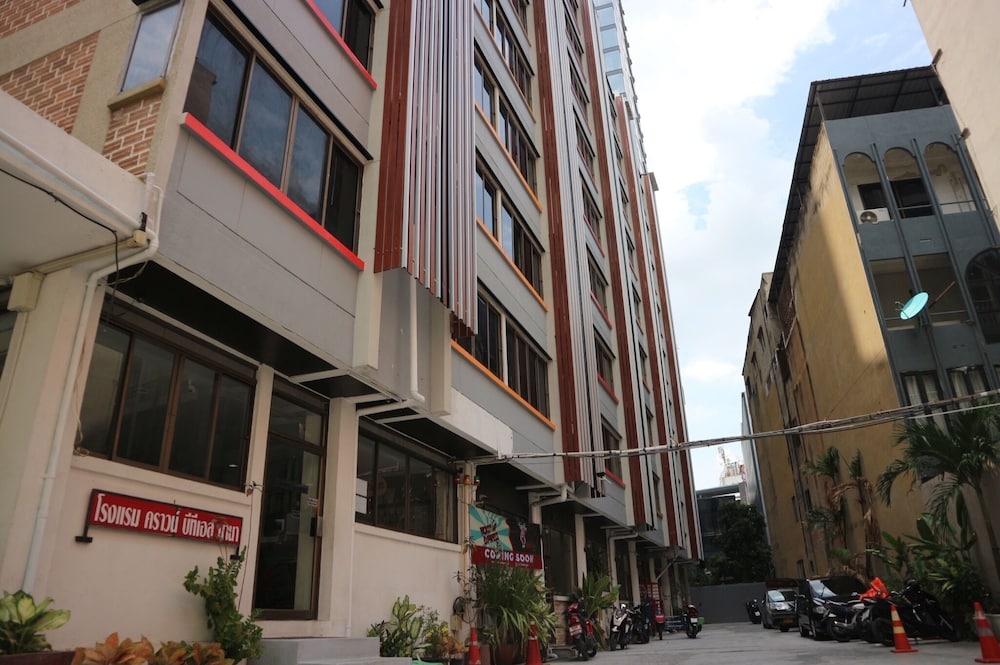 OYO 299 Crown BTS Nana Hotel 36/43
