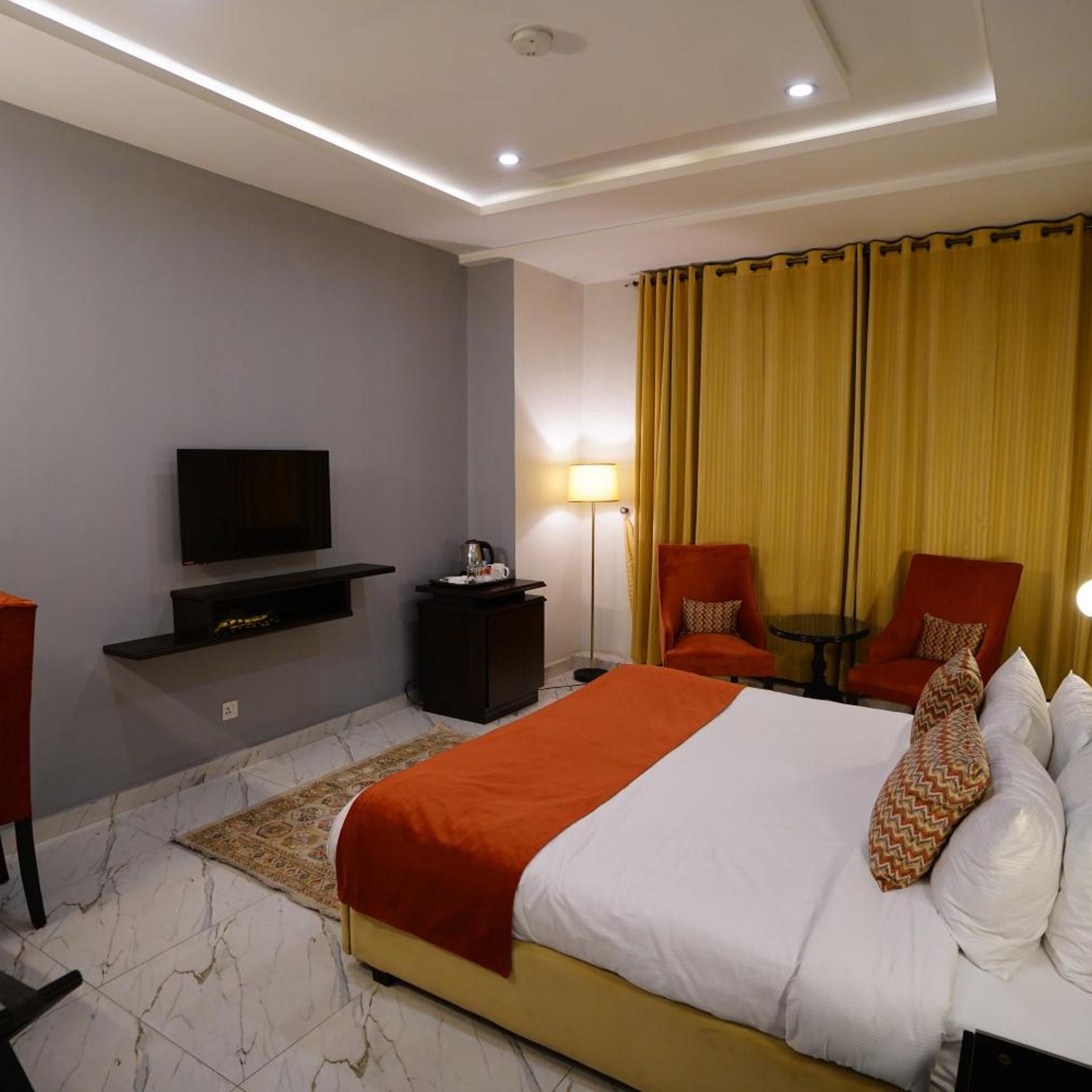 Faletti's Grand MM Alam Road 25/60