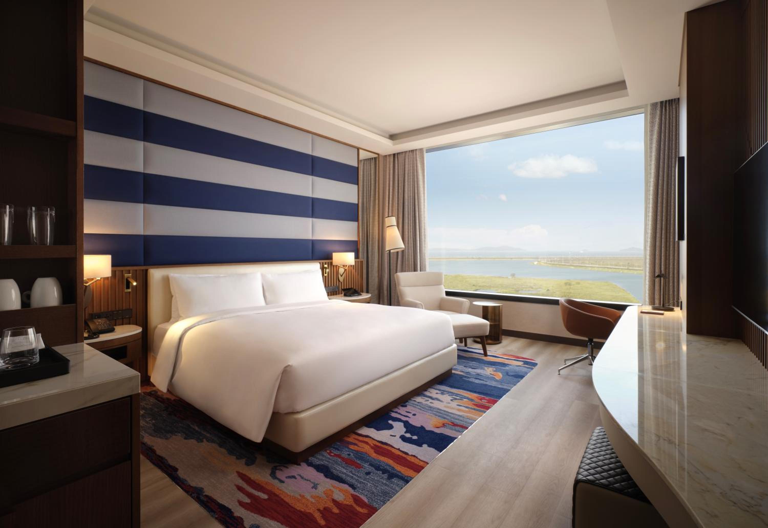 LAKE, DELUXE, KING BED, OCEAN TOWER