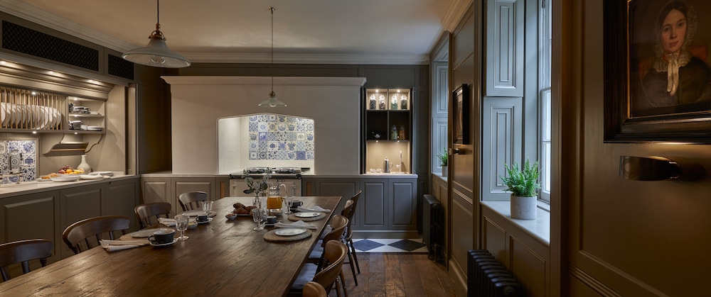 Henry's Townhouse 45/53