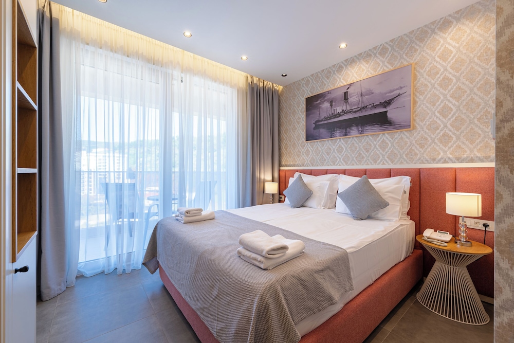 Family, Queen Bed, Sofa