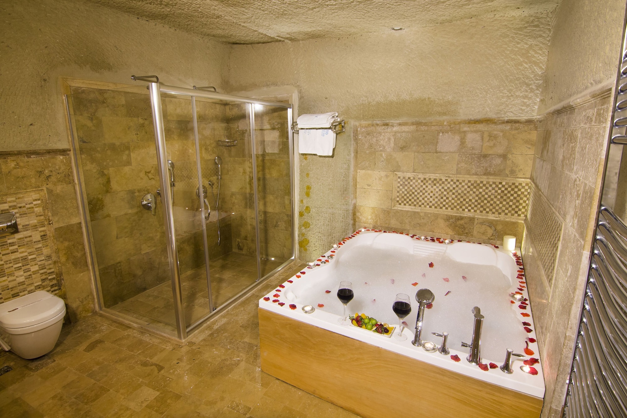 Cave, Grand, Suite, 1 King and 1 Single Beds
