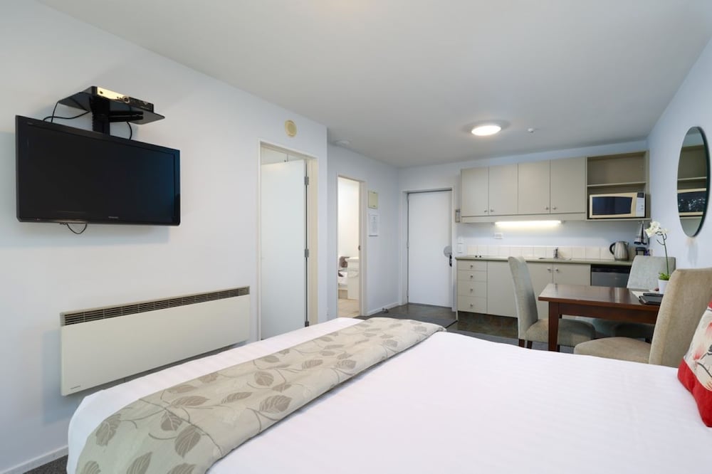 CHELSEA PARK MOTOR LODGE 15/66
