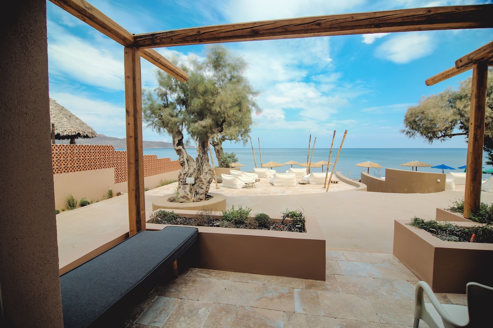 The Theodore Boutique Hotel 45/50