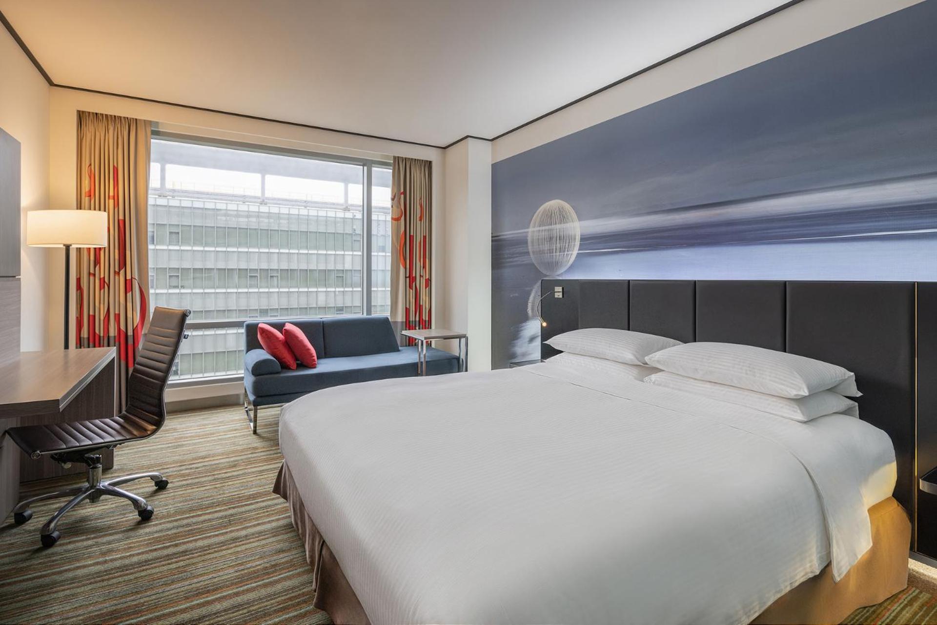 DELUXE, KING BED