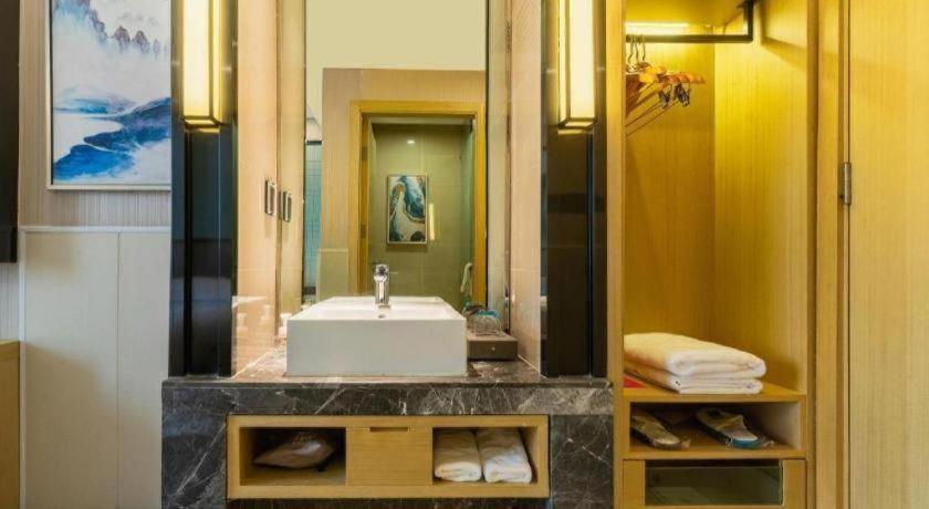 Echarm Hotel Yingshang Wuzhou Wanhui Square 48/50
