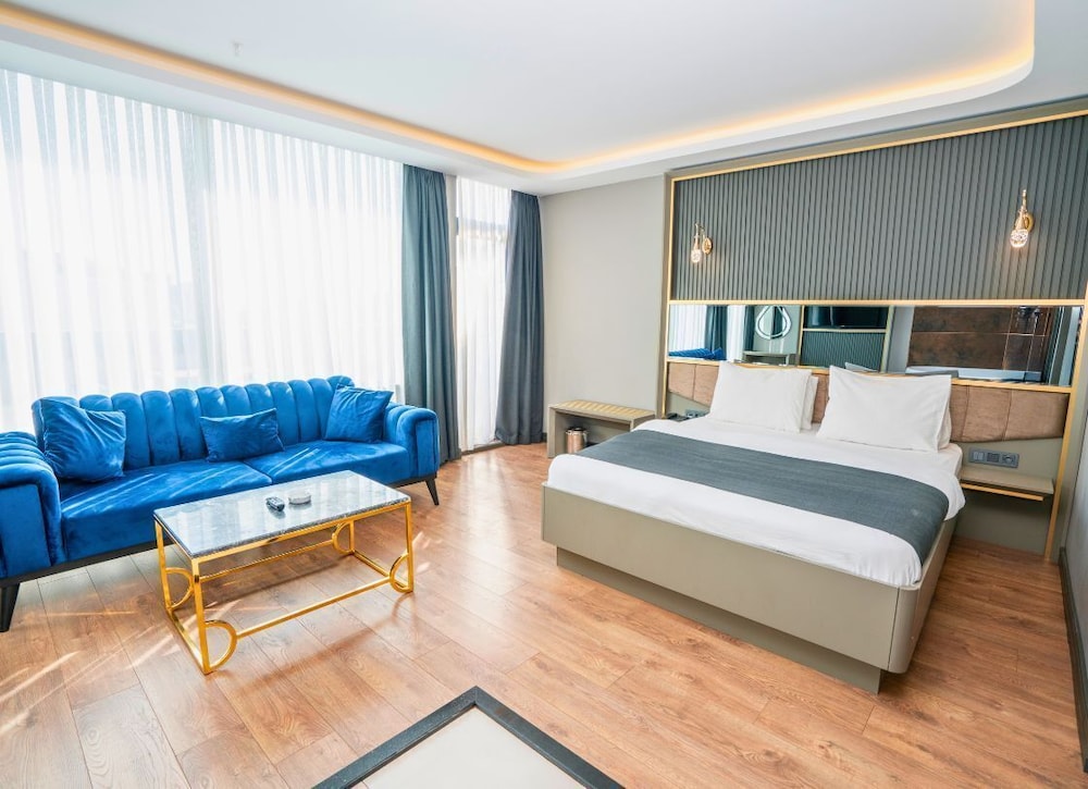 216 Ruby Suite 14/43
