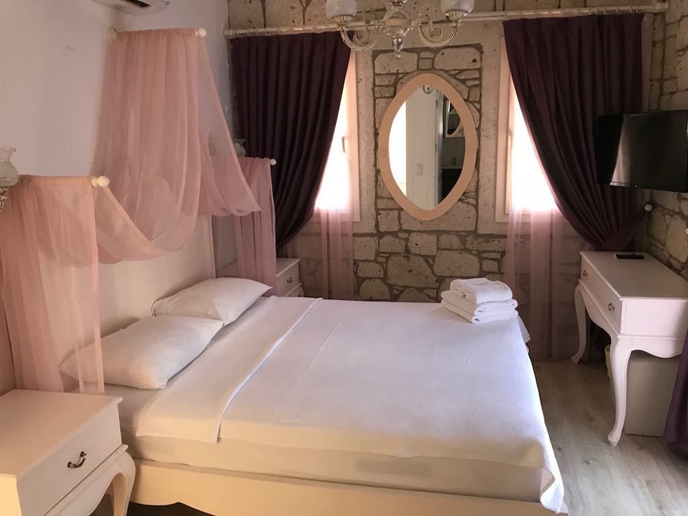 ROOM, DOUBLE BED