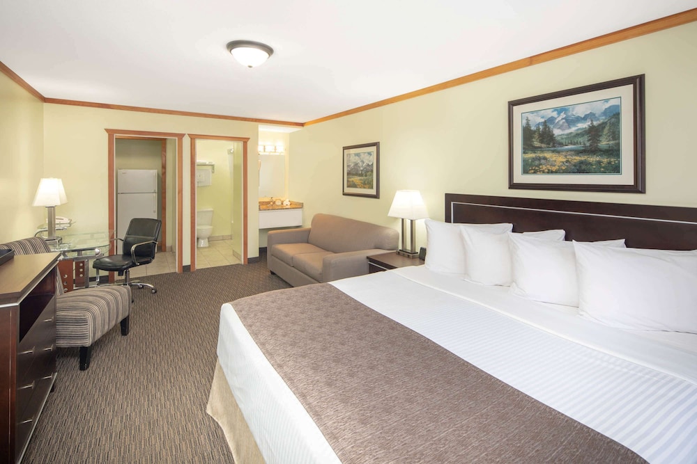 Travelodge by Wyndham Golden Sportsman Lodge 12/44