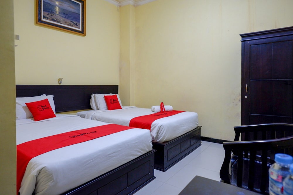 RedDoorz near Citraland Waterpark Kendari 12/29