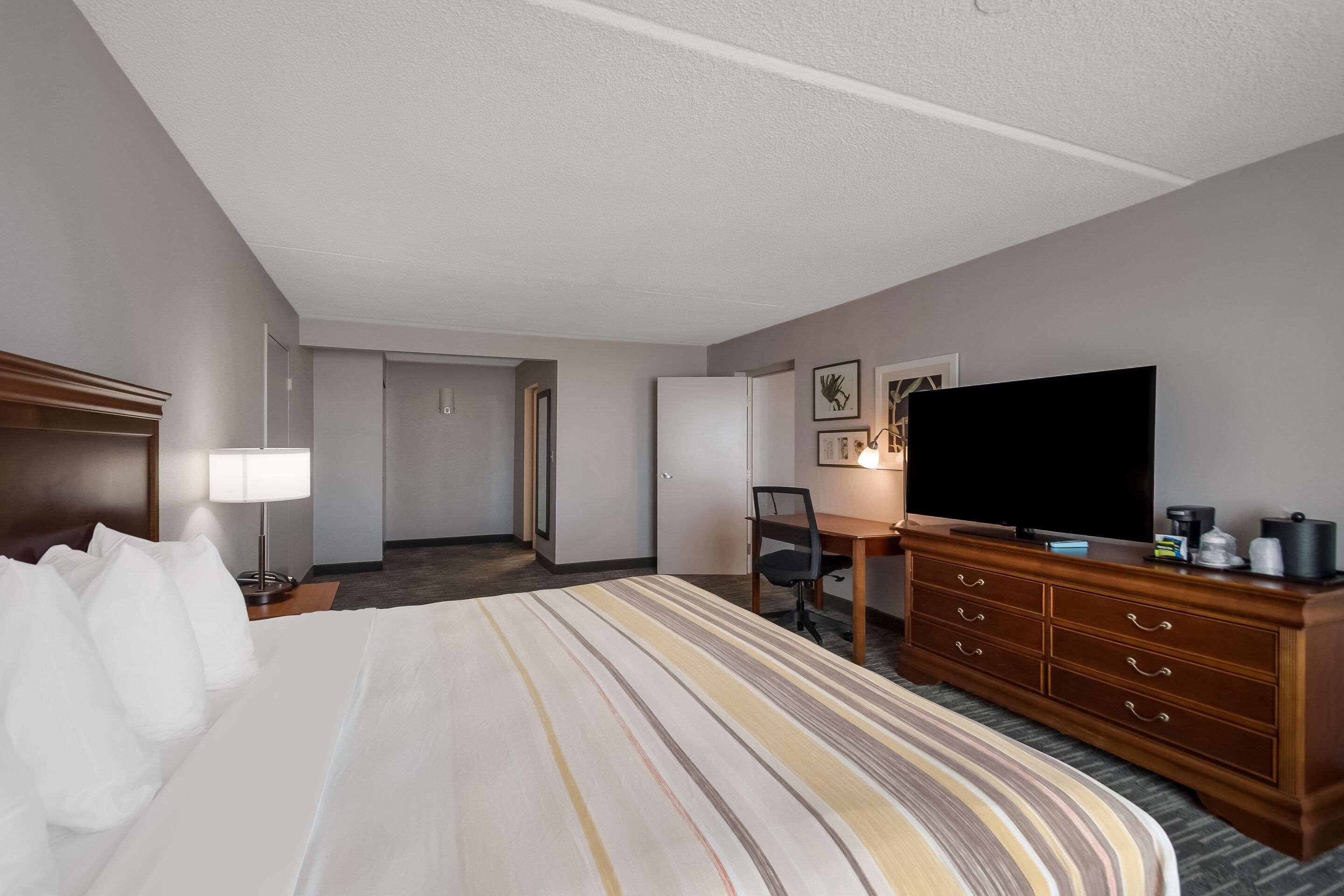 SUITE, KING BED