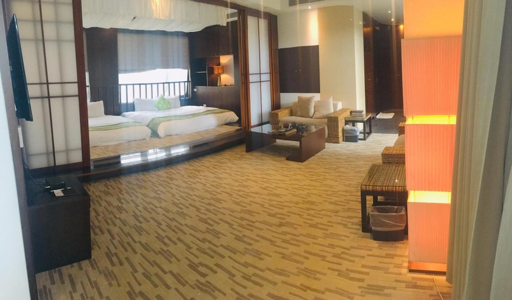 The Loft Seaside Suites 56/72