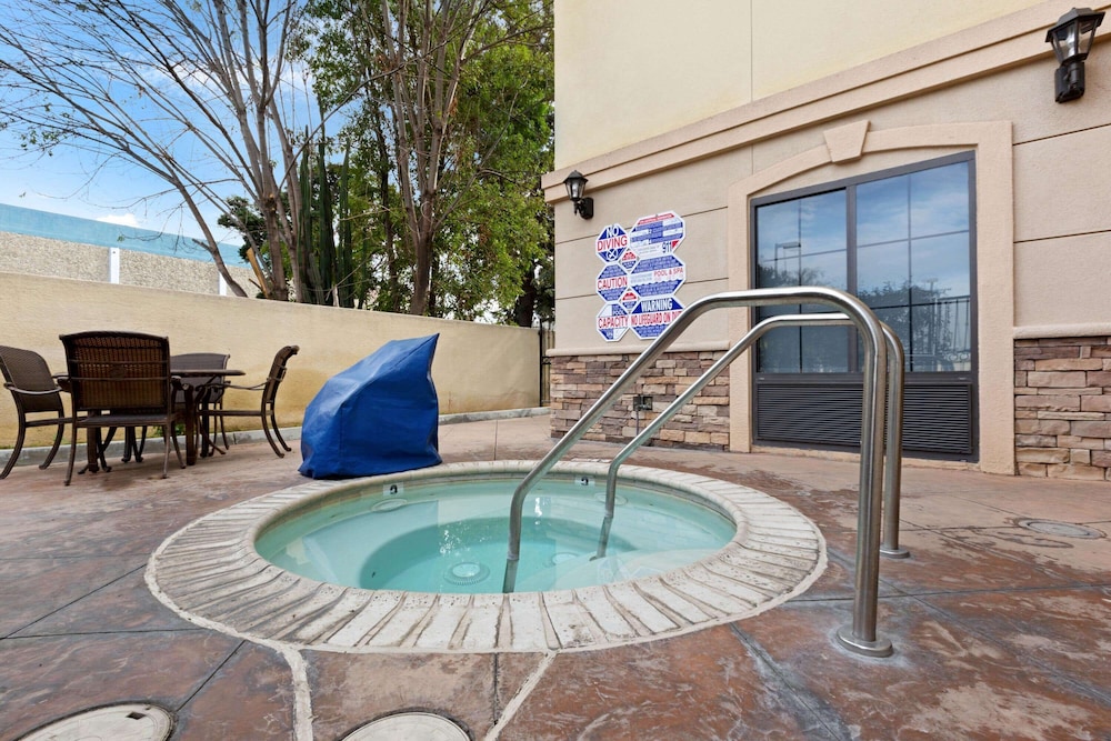 La Quinta Inn & Suites By Wyndham NE Long Beach/Cypress 1/51