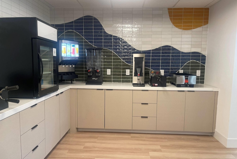 La Quinta Inn & Suites by Wyndham Kelowna BC 8/51