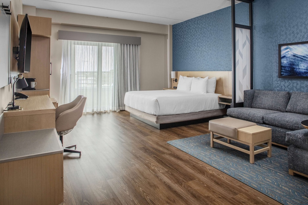 ROOM, KING BED, SOFA, BALCONY, ACCESSIBLE