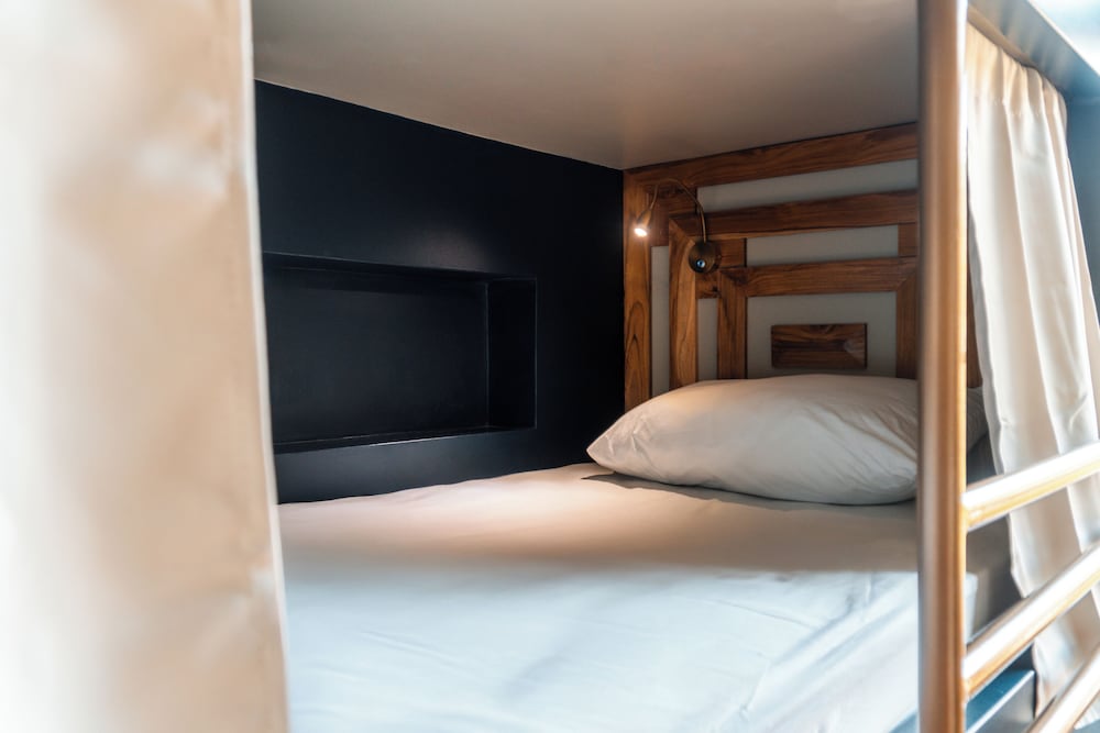 Deluxe 6 Bed Dorm