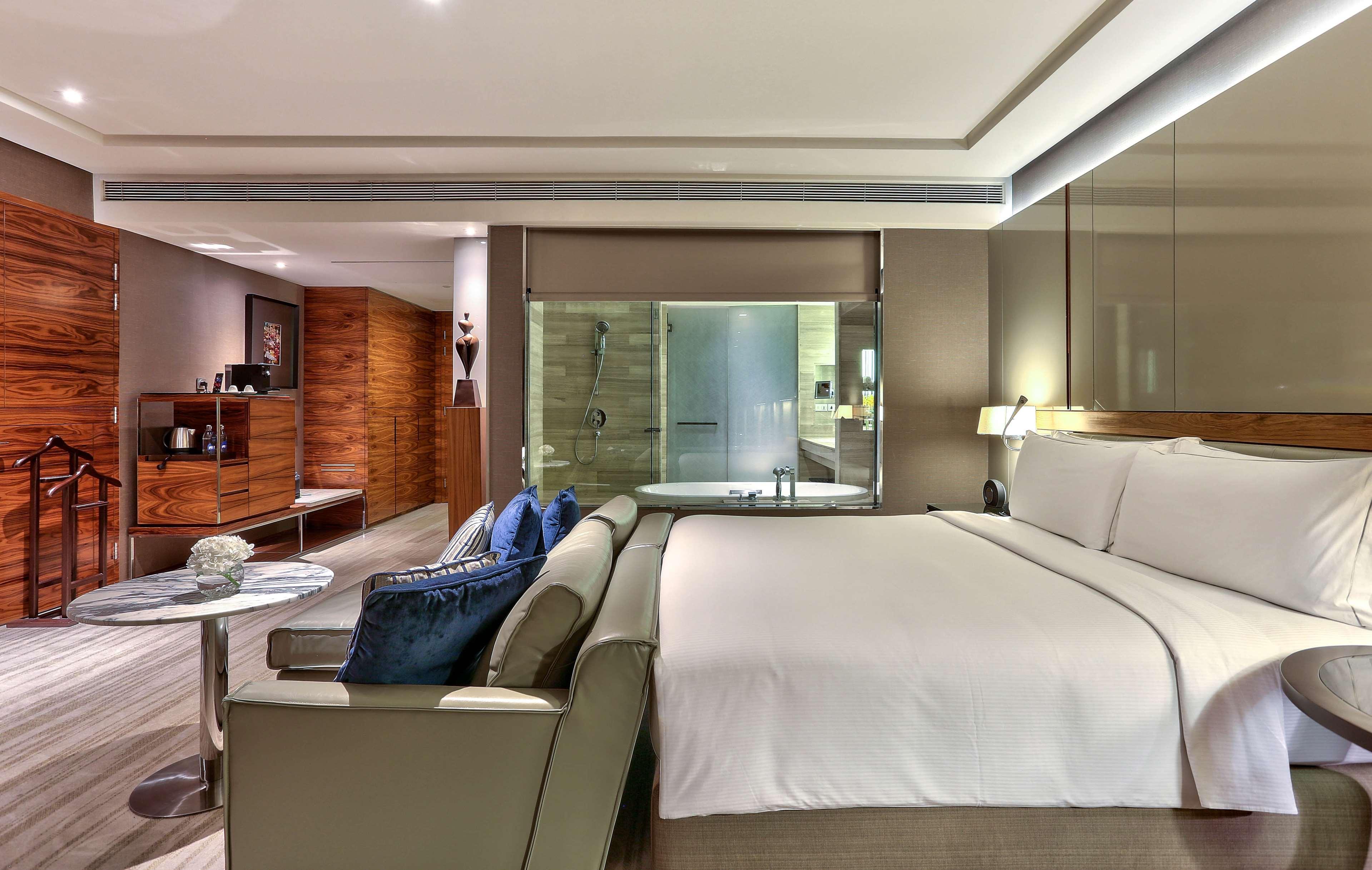 JUNIOR SUITE, KING BED