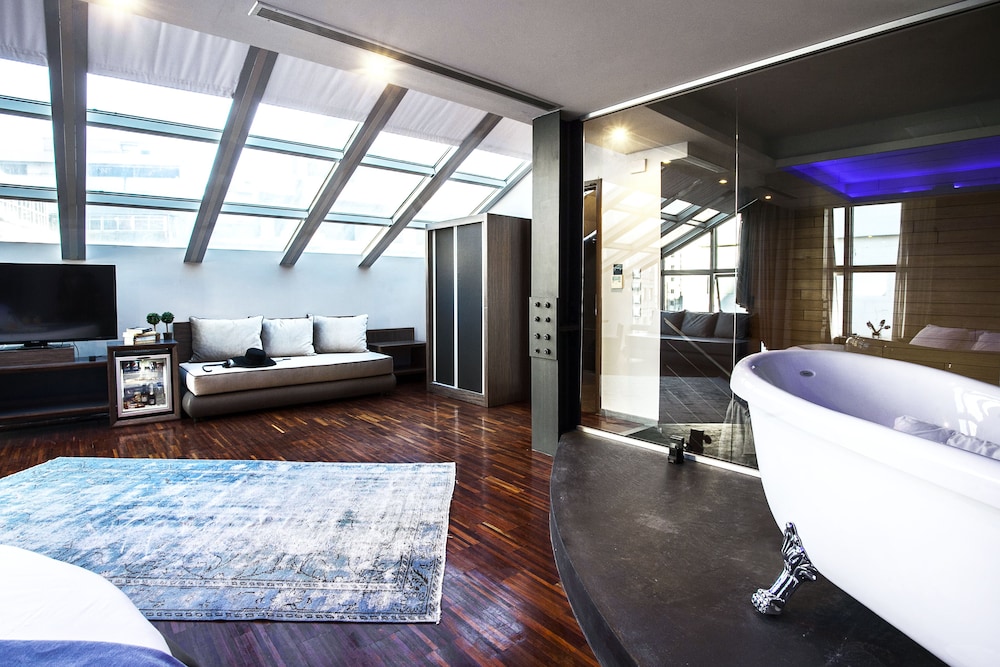Diamond Suites 41/64