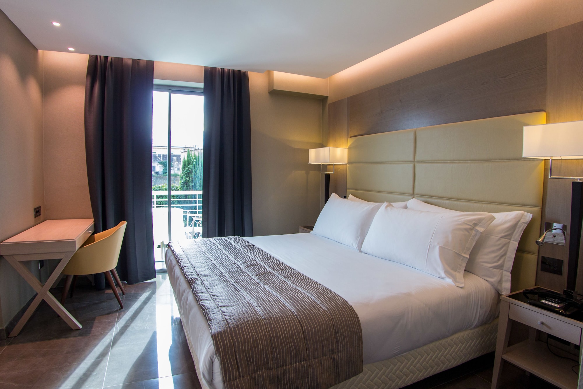 ROYAL, SUITE