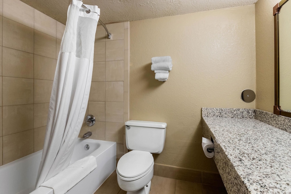 Quality Inn & Suites Des Moines - Merle Hay Road 19/39
