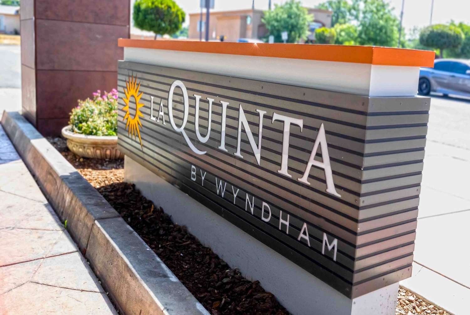 La Quinta Inn & Suites by Wyndham Fowler 2/61