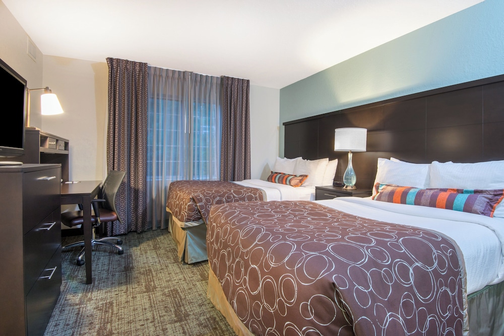 2 Bedrooms, Suite, 1 King and 2 Double Beds, Kitchen