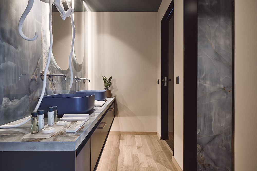 Cama Luxury Suites 56/58