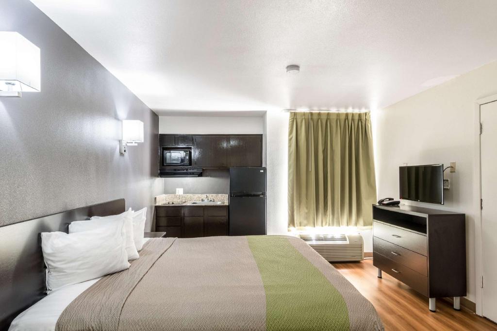 1 King Bed Suite, Non-Smoking, Kitchen