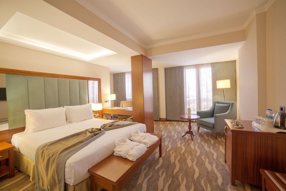 LAMEC HOTEL BUSINESS 8/32