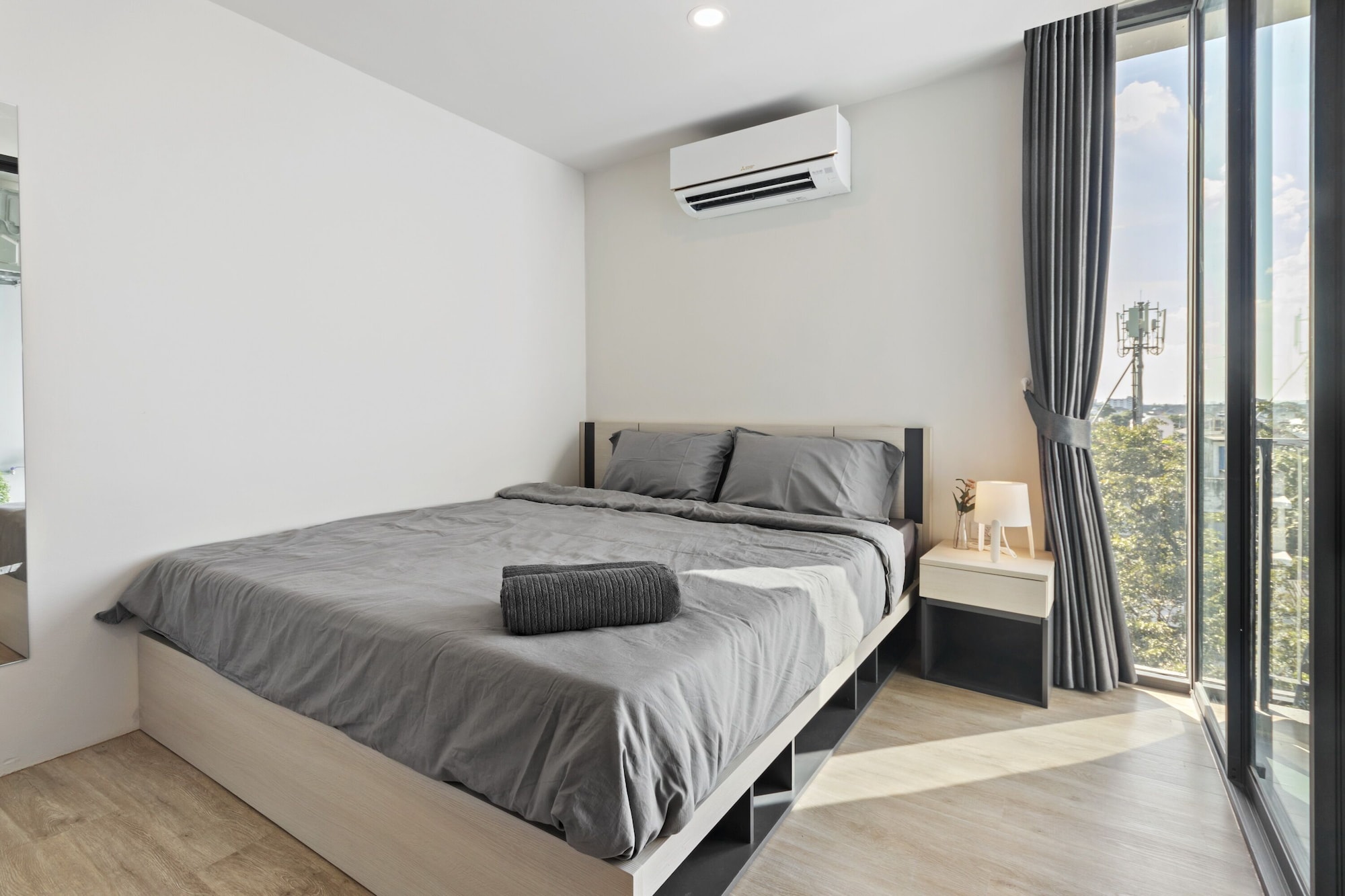Sky, Suite, Queen Bed, Top Floor
