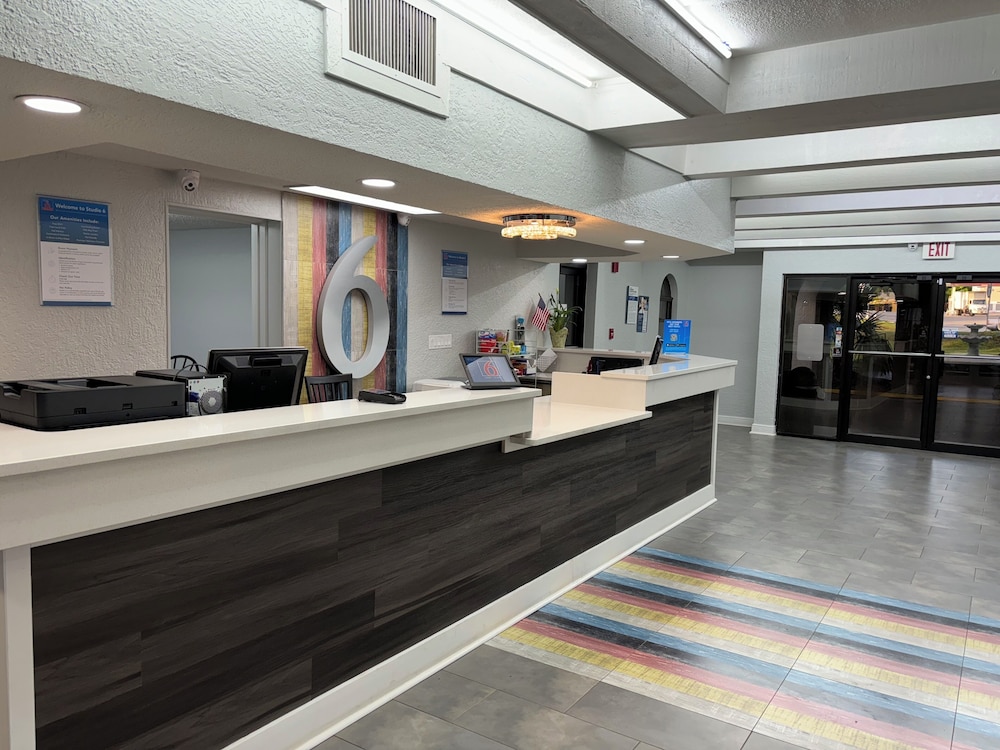 Lobby at Studio6 Tallahassee, FL – North Monroe, TALLAHASSEE - FL