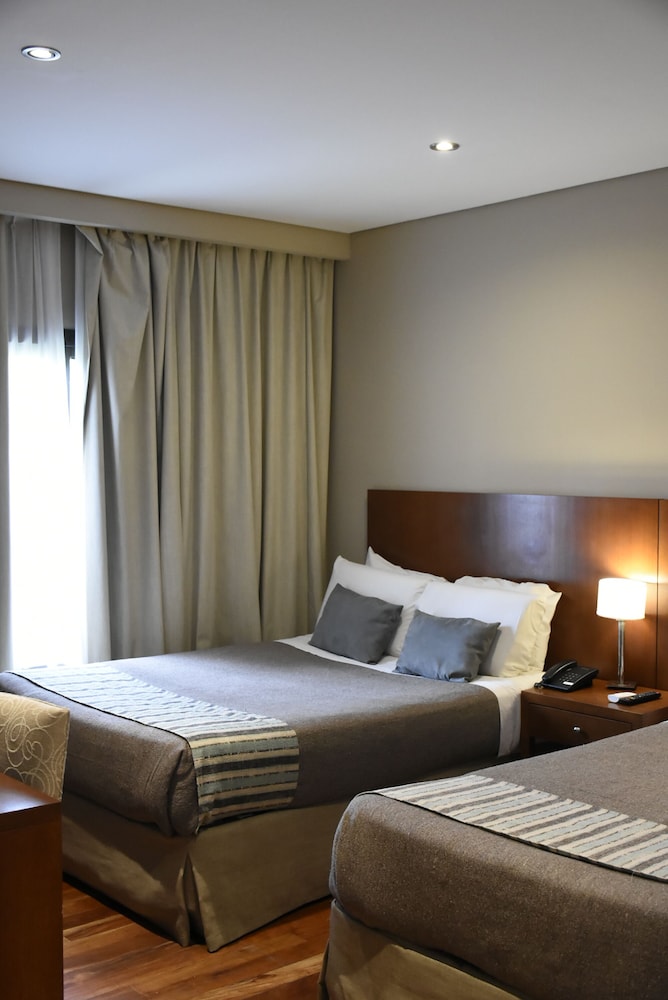 Howard Johnson by Wyndham Escobar Hotel 22/40