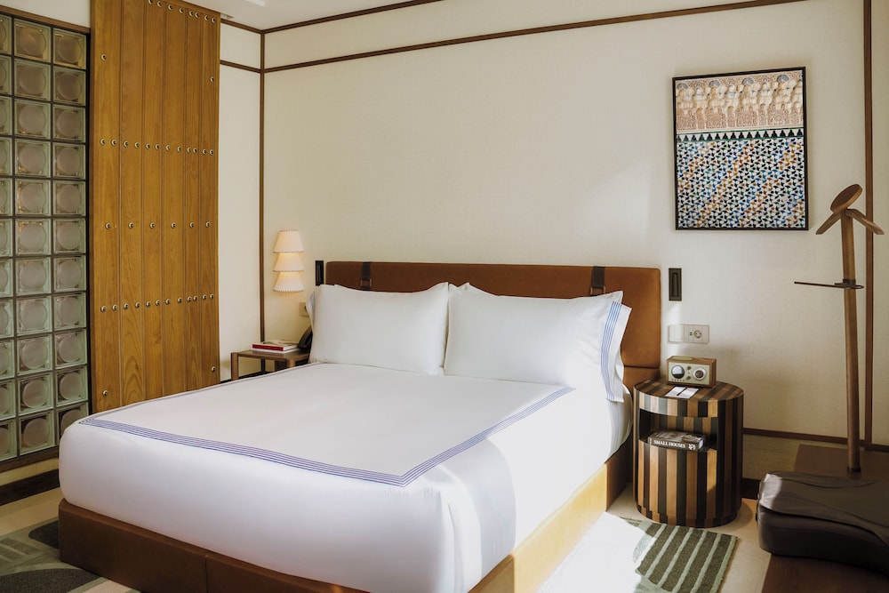 Room, King Bed, Street View