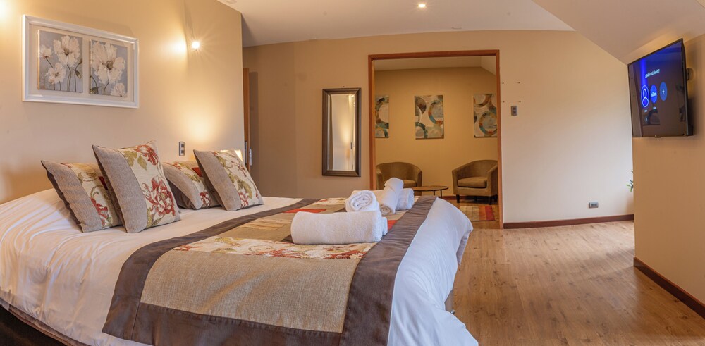 Luxury, Queen Bed