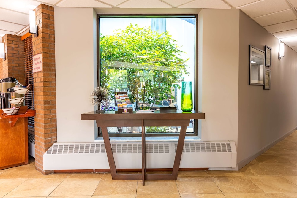 Country Inn and Suites by Radisson, Traverse City, MI 44/46