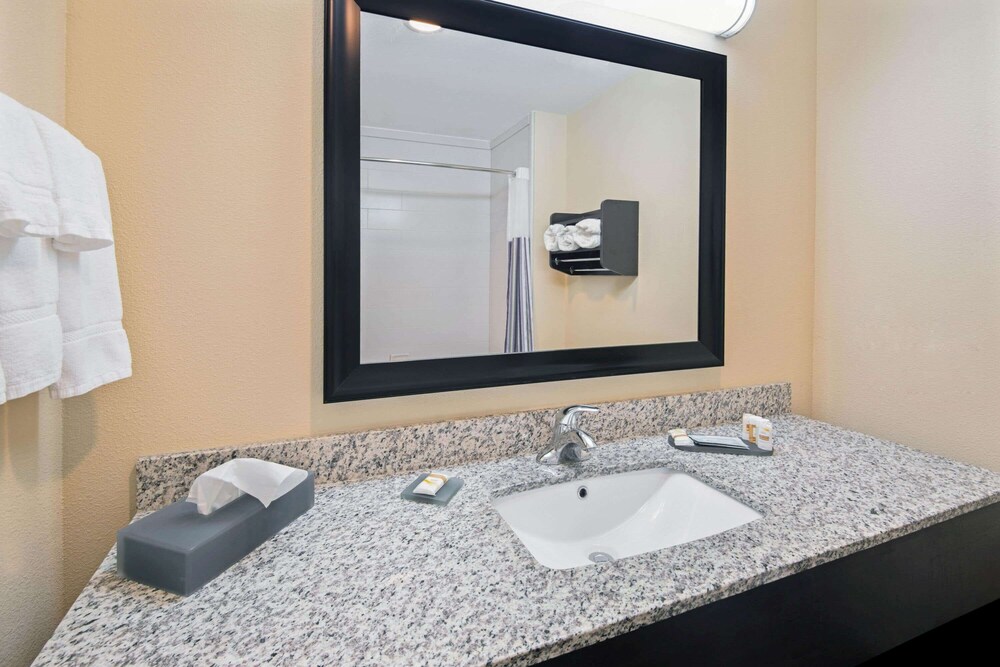 La Quinta Inn & Suites by Wyndham Durant 12/33