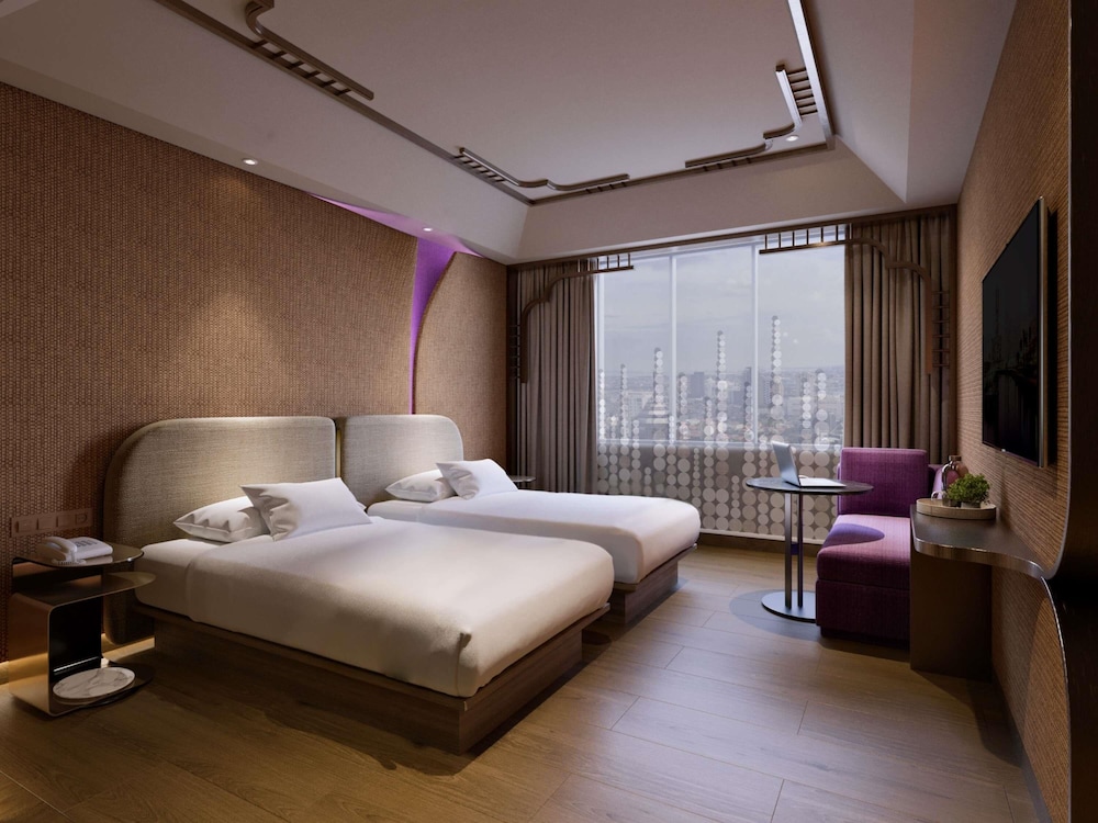 PRIVILEGE, TWIN BEDS, CITY VIEW