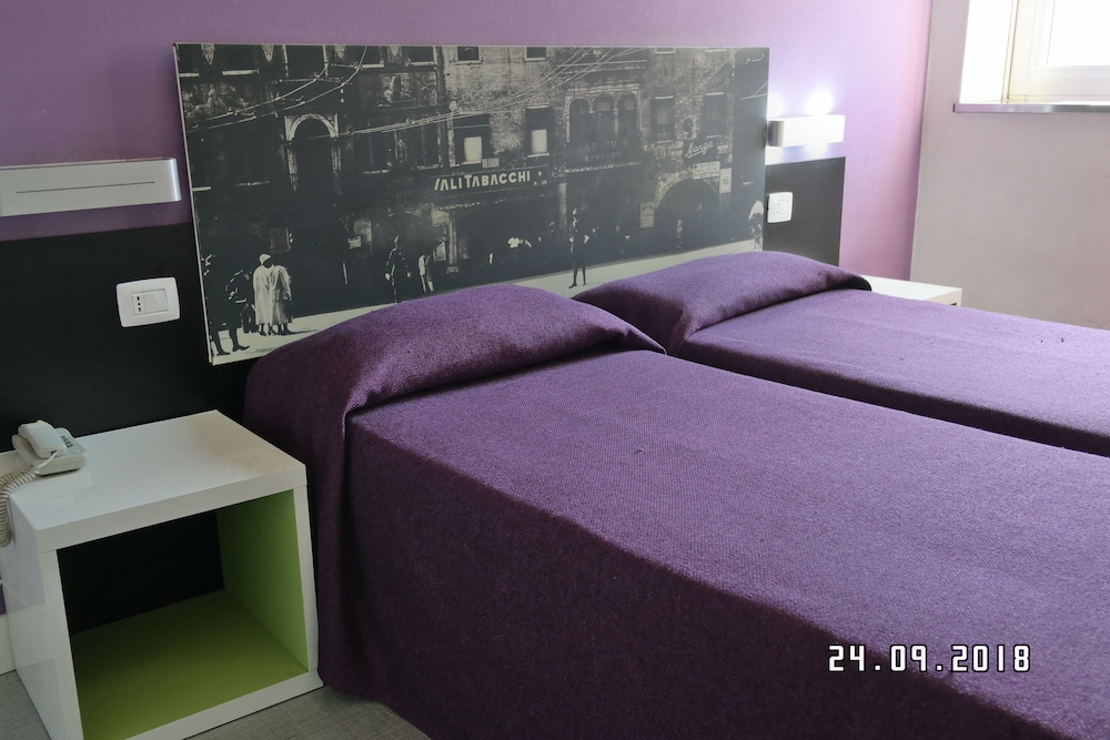 Hotel Mondial 7/28