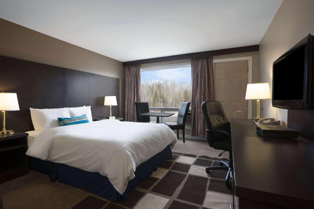 Interior, Queen Bed