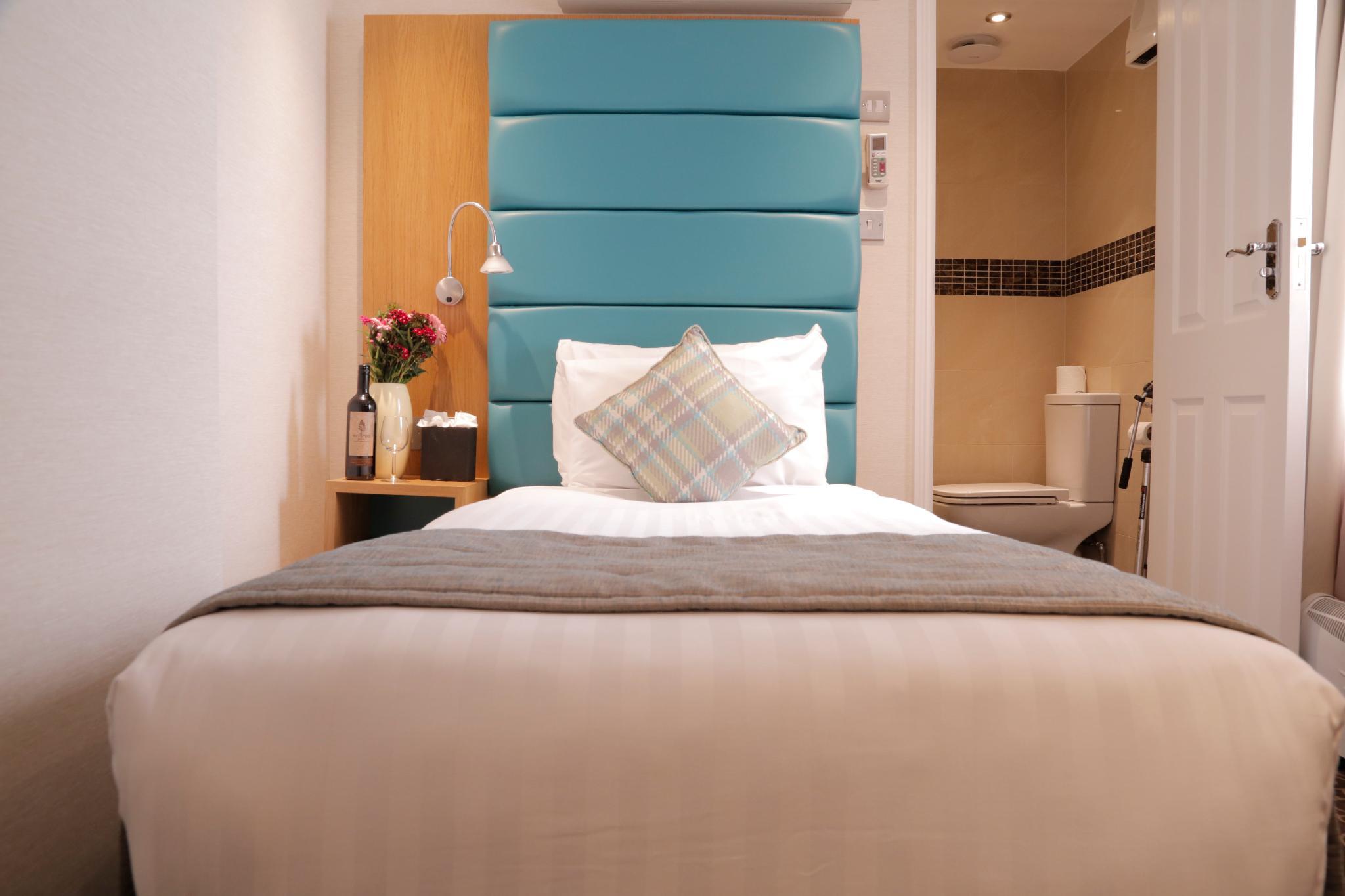 ROOM, SINGLE