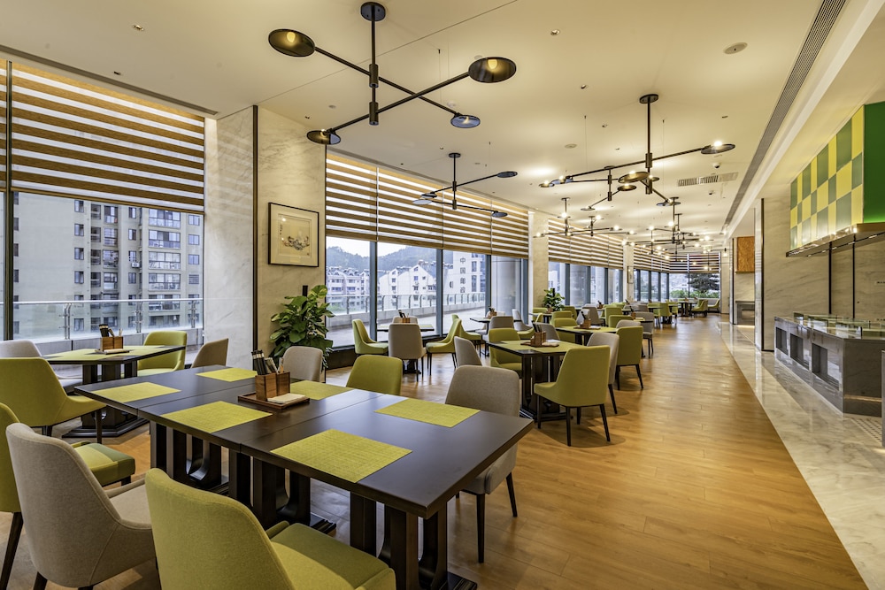 Holiday Inn One Thousand Island Lake 33/43